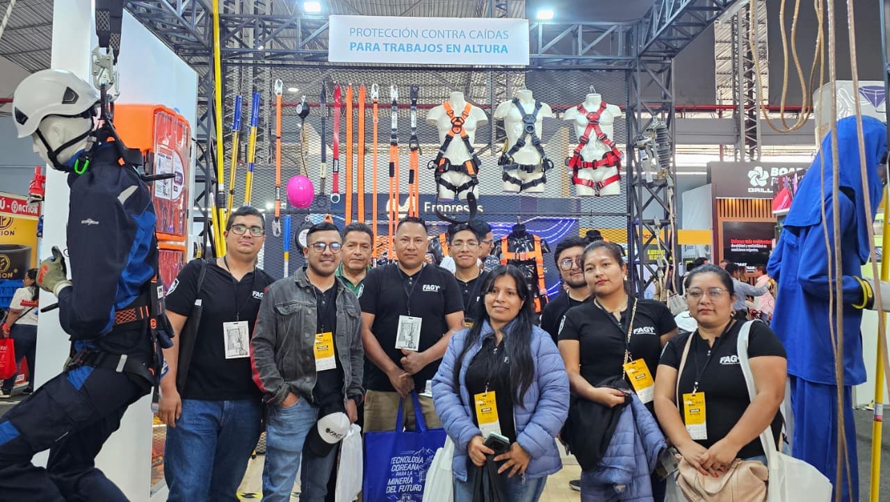 Equipo de FAGY Perú en su stand de protección contra caídas